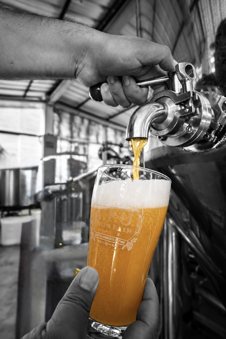 Cerveza dorada servida directamente del tanque en un vaso A.P.U.