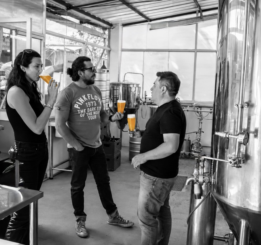 Fundadores de A.P.U. en la planta de elaboración, probando la cerveza.